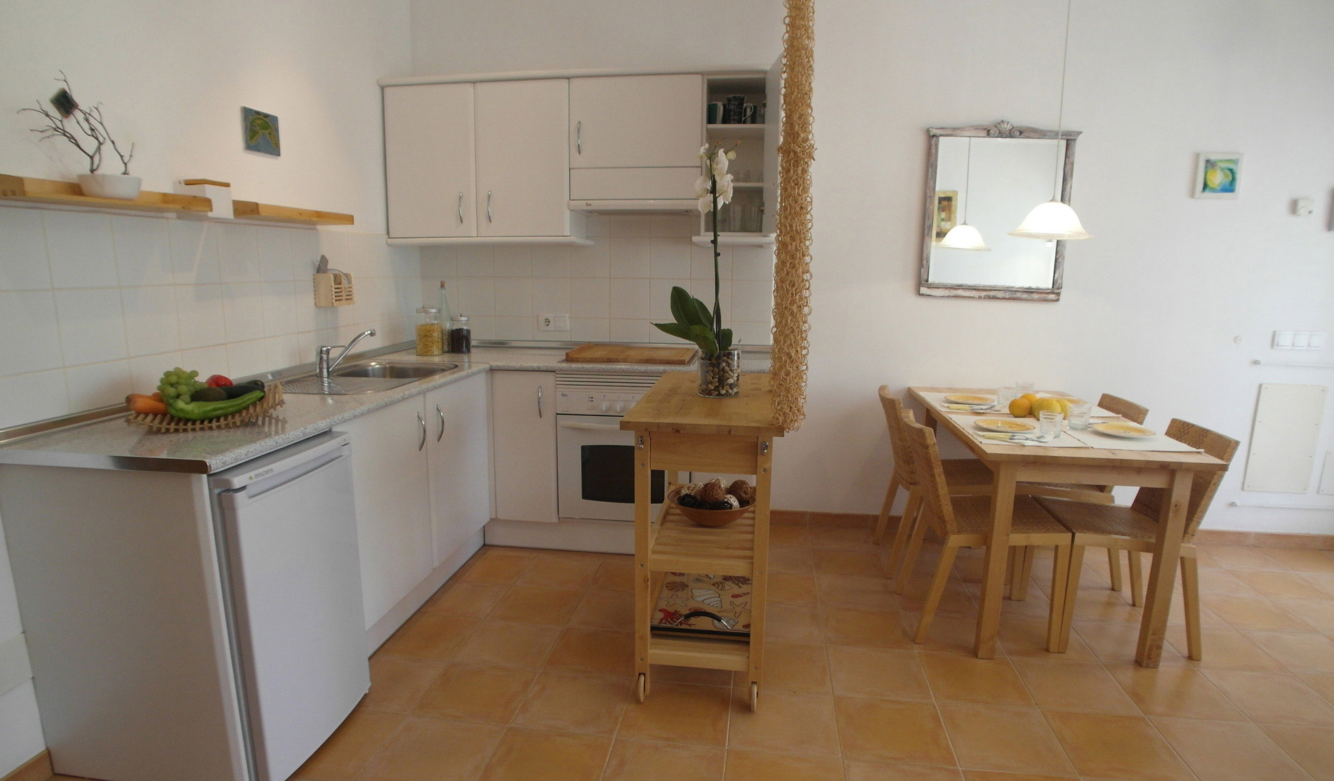 Weiße Küche mit hellem Holz-Mobiliar