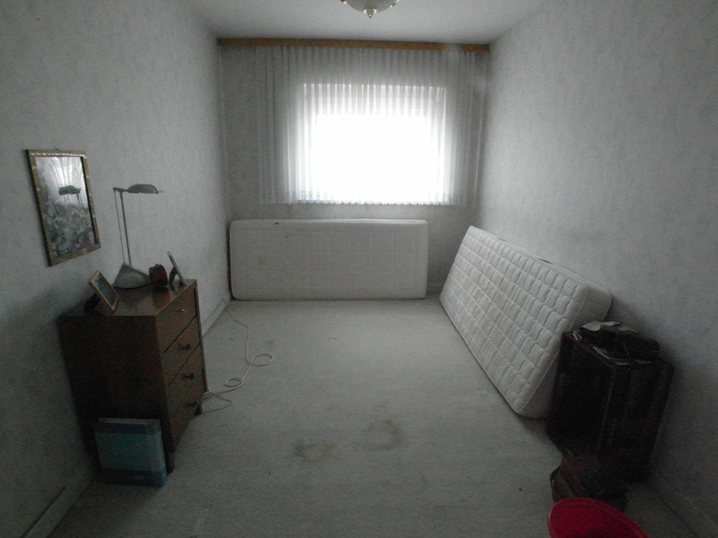 Weißes Zimmer an dessen Wänden hochkant zwei Matratzen lehnen