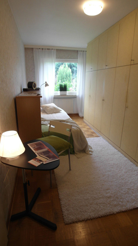 Schlafzimmer mit Parkettboden und einem großen Wandschrank