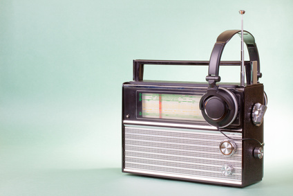 Altes Retro- Radio und Kopfhörer